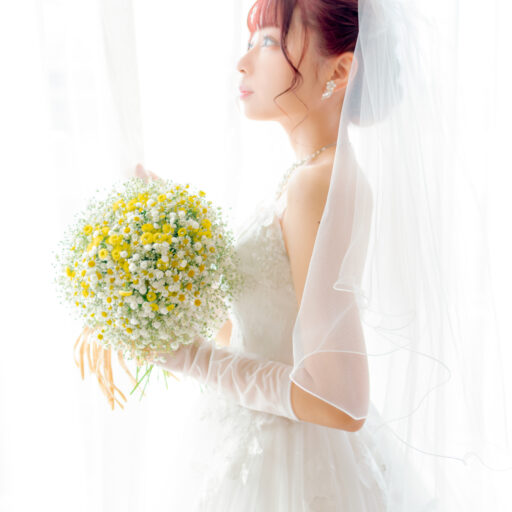 白いウェディングドレス姿の花嫁
